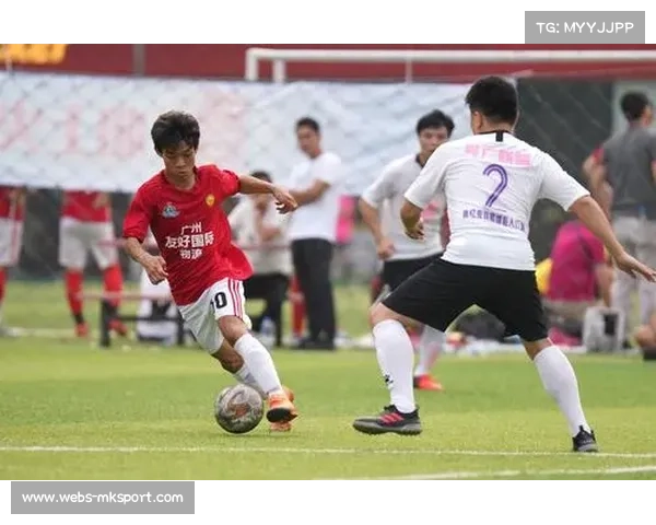 非冠杯奖杯巡展点燃青春激情 激发年轻球迷热爱足球热情